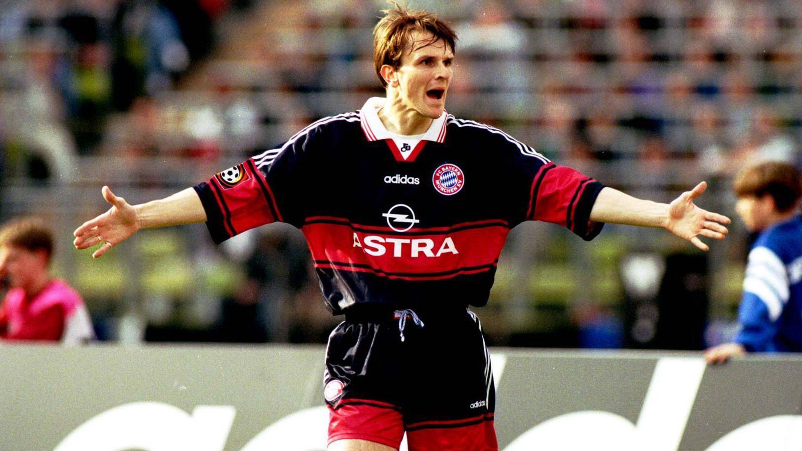 
                <strong>Dietmar Hamann </strong><br>
                Erst im Jahr 1995 wurden feste Trikotnummern in der Bundesliga vergeben. Vor Scholl, der die #7 als erster Bayern-Profi über Jahre hinweg trug, hatte Didi Hamann sie über zwei Jahre auf dem Rücken. 
              