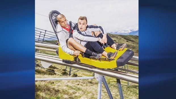 
                <strong>Xherdan Shaqiri</strong><br>
                Spaß muss sein, denkt sich wohl auch die Schweizer Nationalmannschaft. Daher verbrachte die "Nati" einen Mannschaftstag auf der Sommerrodelbahn. Bei Ex-Bayern-Profi Xherdan Shaqiri ging der Plan wohl auf.
              