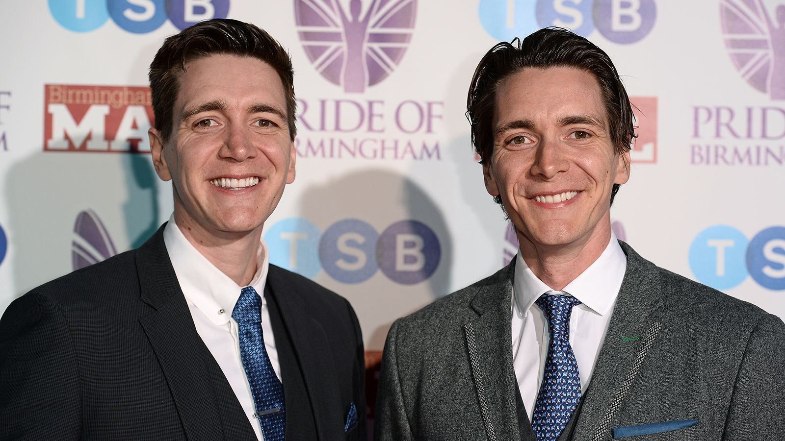 
                <strong>Phelps-Brüder: Aston Villa</strong><br>
                Logischerweise unterstützen James und Oliver Phelps denselben Fußball-Verein, Aston Villa. Die aus den Filmen als Fred und George bekannten Schauspieler erschienen mehrere Male in Videos auf den Social-Media-Kanälen des Erstligisten. 
              