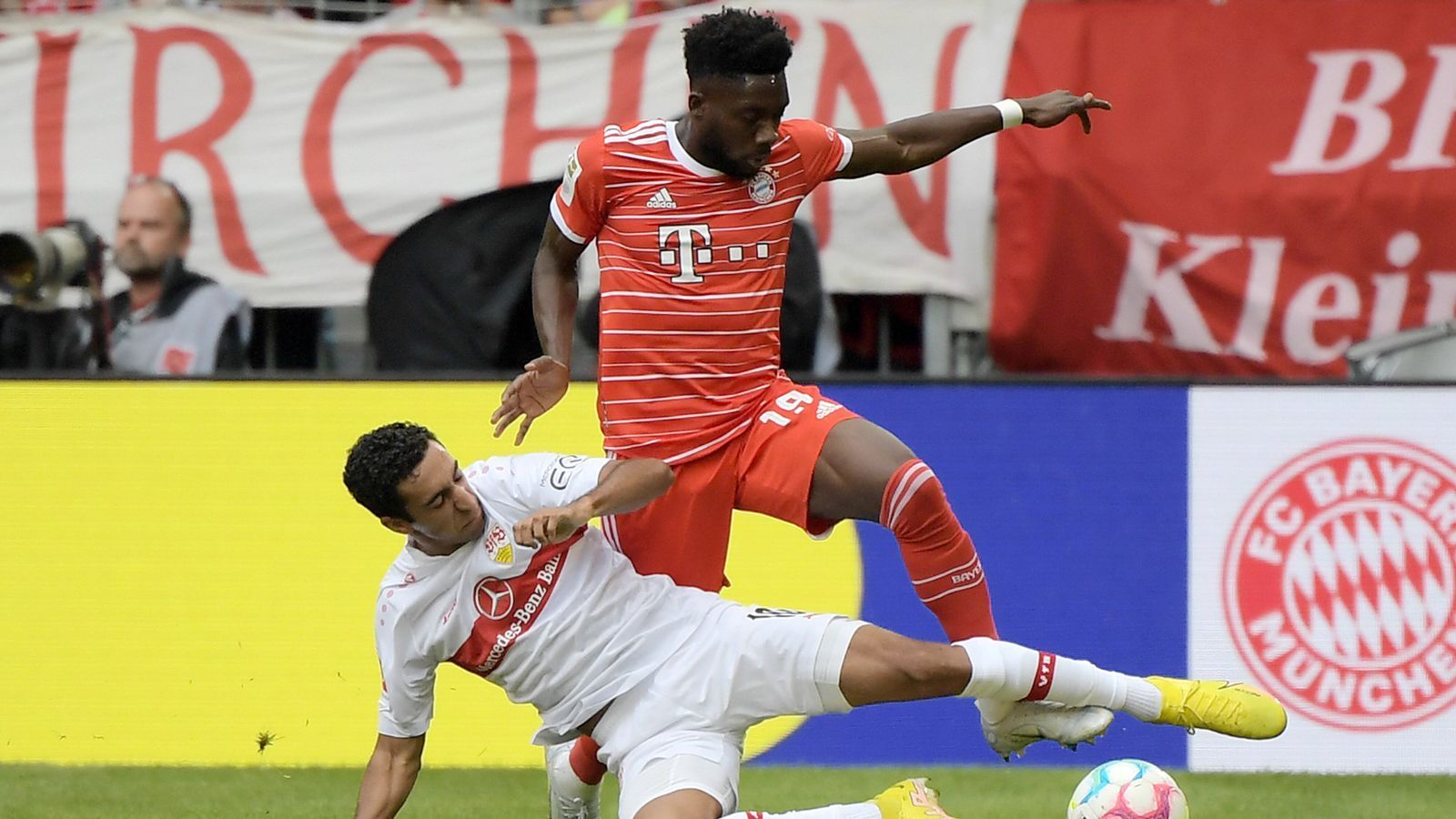 
                <strong>Alphonso Davies</strong><br>
                Der Kanadier zeigte nach vorne eine gute Leistung. Bereitete mit schöner Vorarbeit den Führungstreffer durch Tel vor und traf nach einem Sprint nur das Außennetz (77.). Defensiv aber unaufmerksam, als er mit einem unnötigen Ballverlust den Ausgleich ermöglichte. ran-Note: 3
              