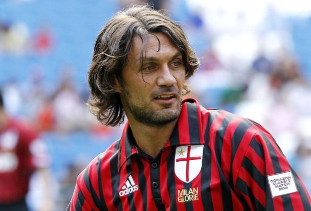 
                <strong>Abwehr: Paolo Maldini (Italien)</strong><br>
                Wenn Zanetti den Namen Paolo Maldini erwähnt, dann denkt er an die vielen Mailänder Derbys in denen beide gegeneinander um den Sieg gekämpft haben. "Natürlich ist er einer der größten Abwehrspieler aller Zeiten. Aber auch eine Persönlichkeit", sagt Javier. 
              