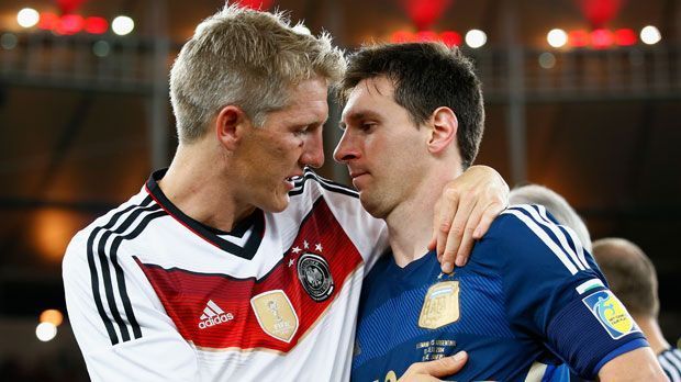 
                <strong>Große Geste</strong><br>
                Im Triumph fand Schweinsteiger tröstende Worte für den argentinischen Superstar Lionel Messi.
              