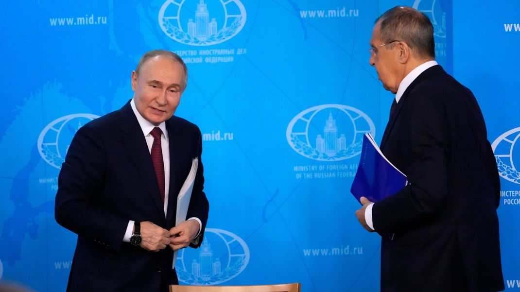 Der russische Präsident Wladimir Putin (l.) und sein Außenminister Sergej Lawrow.
