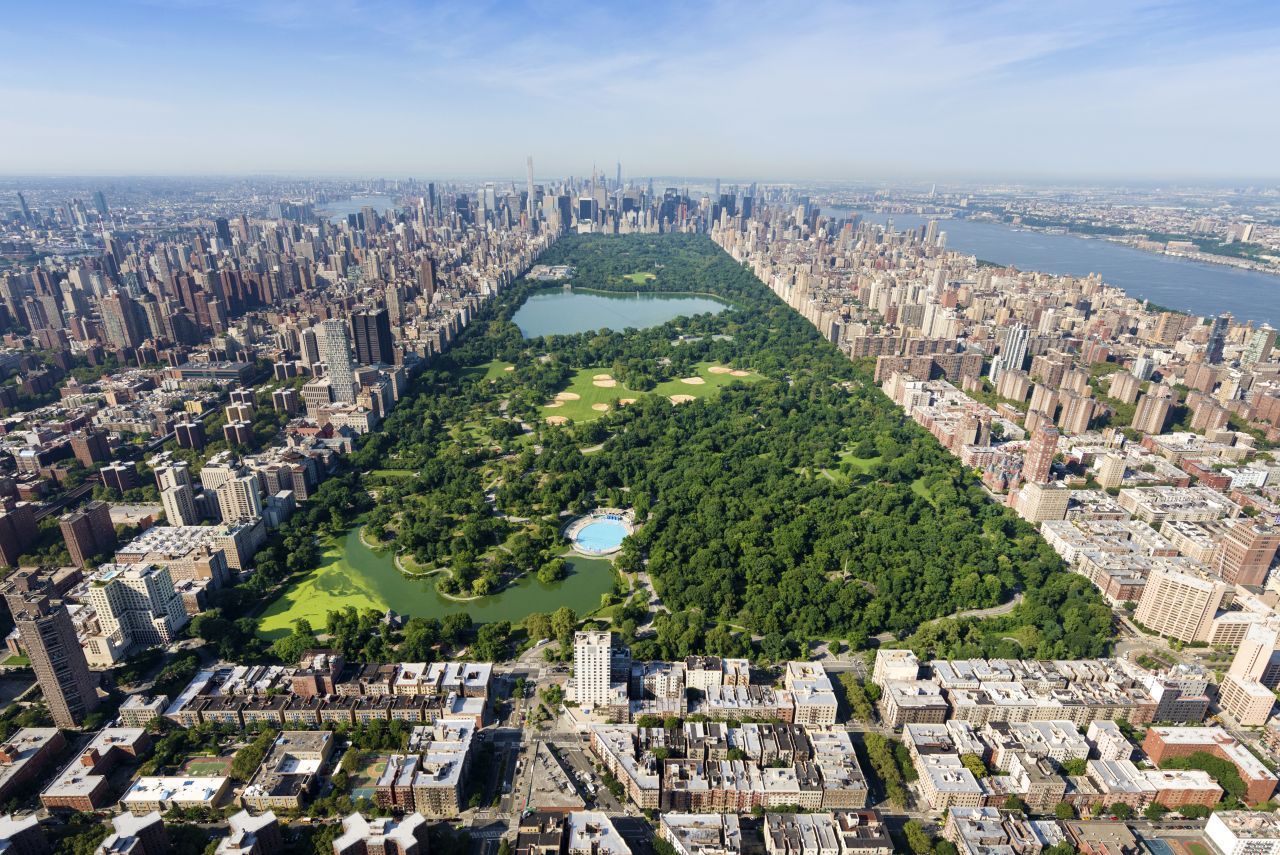 Central Park, New York: Früher durften durch den Süden der riesigen Oase im Herzen der Stadt noch Autos fahren. Seit 2018 herrscht striktes Fahrverbot. In diesem Zug erklärte die Stadt auch den Prospect Park West Drive in Brooklyn für komplett autofrei.