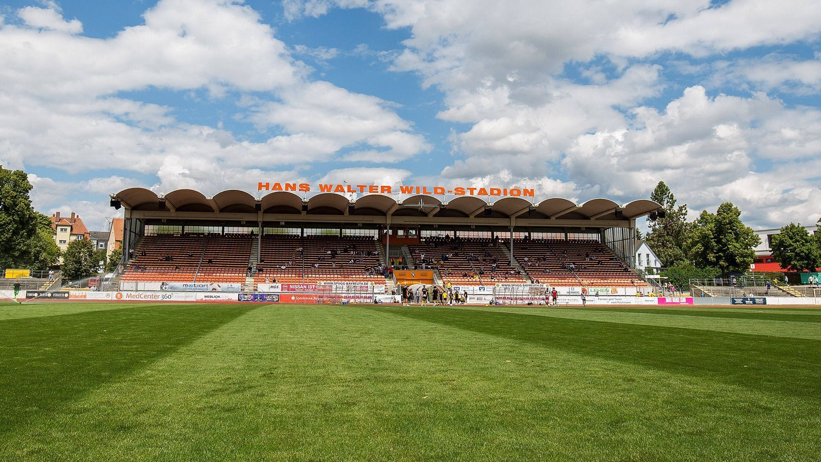 
                <strong>SpVgg Bayreuth - Hamburger SV </strong><br>
                Jetzt muss der HSV bei der Spielvereinigung Bayreuth (Sa., 15:30 im Liveticker auf ran.de) antreten. Bei einem bissigen Drittliga-Aufsteiger, bei dem das Spiel gegen die Hamburger für einen großen Teil des Kaders ein Karriere-Highlight sein dürfte. Für die HSV-Spieler hingegen ist das Hans-Walter-Wild-Stadion ein unbekannter Ort. Für die Hamburger wird das sicher keine leichte Aufgabe.
              