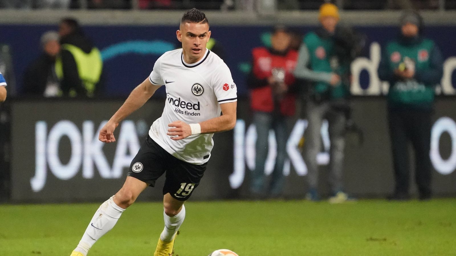 
                <strong>Platz 9 (geteilt): Rafael Borre</strong><br>
                &#x2022; Verein: Eintracht Frankfurt  <br>&#x2022; Marktwertentwicklung: - 4 Millionen Euro<br>&#x2022; Marktwert: 16 Millionen Euro<br>
              