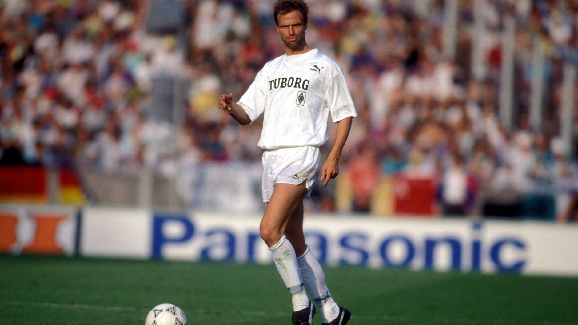 
                <strong>Platz 4: Holger Fach (Fortuna Düsseldorf/ Bayer Uerdingen/ Borussia Mönchengladbach/ Bayer Leverkusen) - 16 Spielzeiten</strong><br>
                &#x2022; <strong>Zeitraum:</strong> 1981/82 – 1996/97<br>&#x2022; <strong>Tore:</strong> 67<br>
              