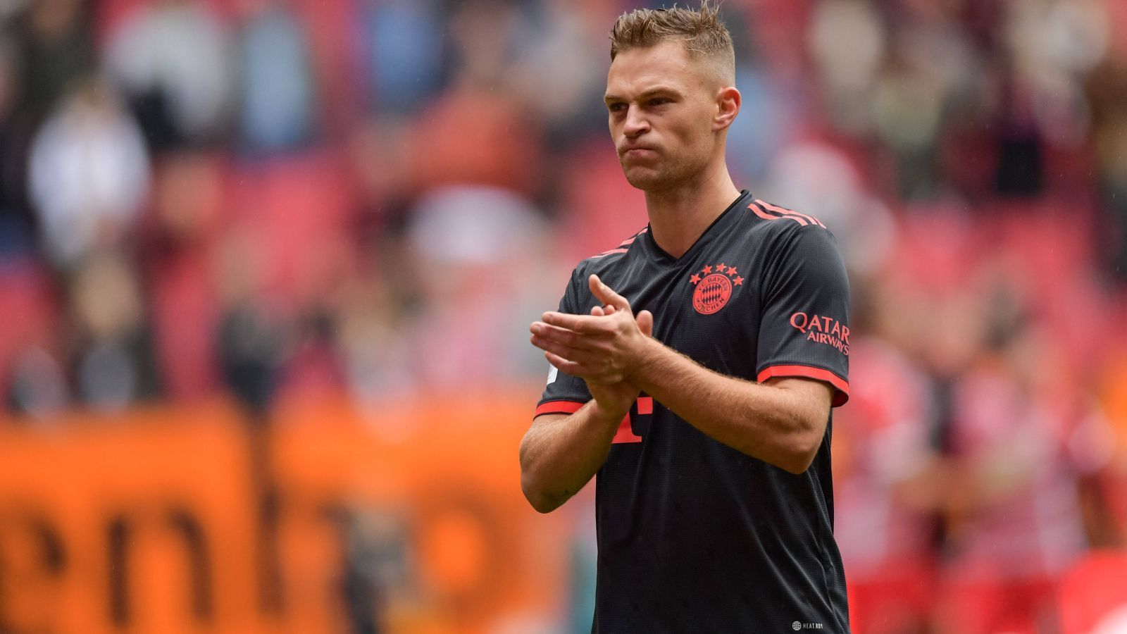 
                <strong>Zentrales Mittelfeld: Joshua Kimmich</strong><br>
                Ganz anders sieht es jedoch im zentralen Mittelfeld der Bayern aus, dort gibt es beinahe schon ein Überangebot. Der eigentlich fixe Stammplatz von Joshua Kimmich ist bei seinem aktuellen Formtief nicht mehr in Stein gemeißelt. Auch bei der Nationalmannschaft spielte er nicht auf seinem höchsten Level. Der Münchner mit den meisten Einsatzminuten im Kader wirkt überspielt und daher täte ihm eine Pause sicher nicht schlecht. Mit Ryan Gravenberch und Marcel Sabitzer steht kompetenter Ersatz hufscharrend schon bereit.
              