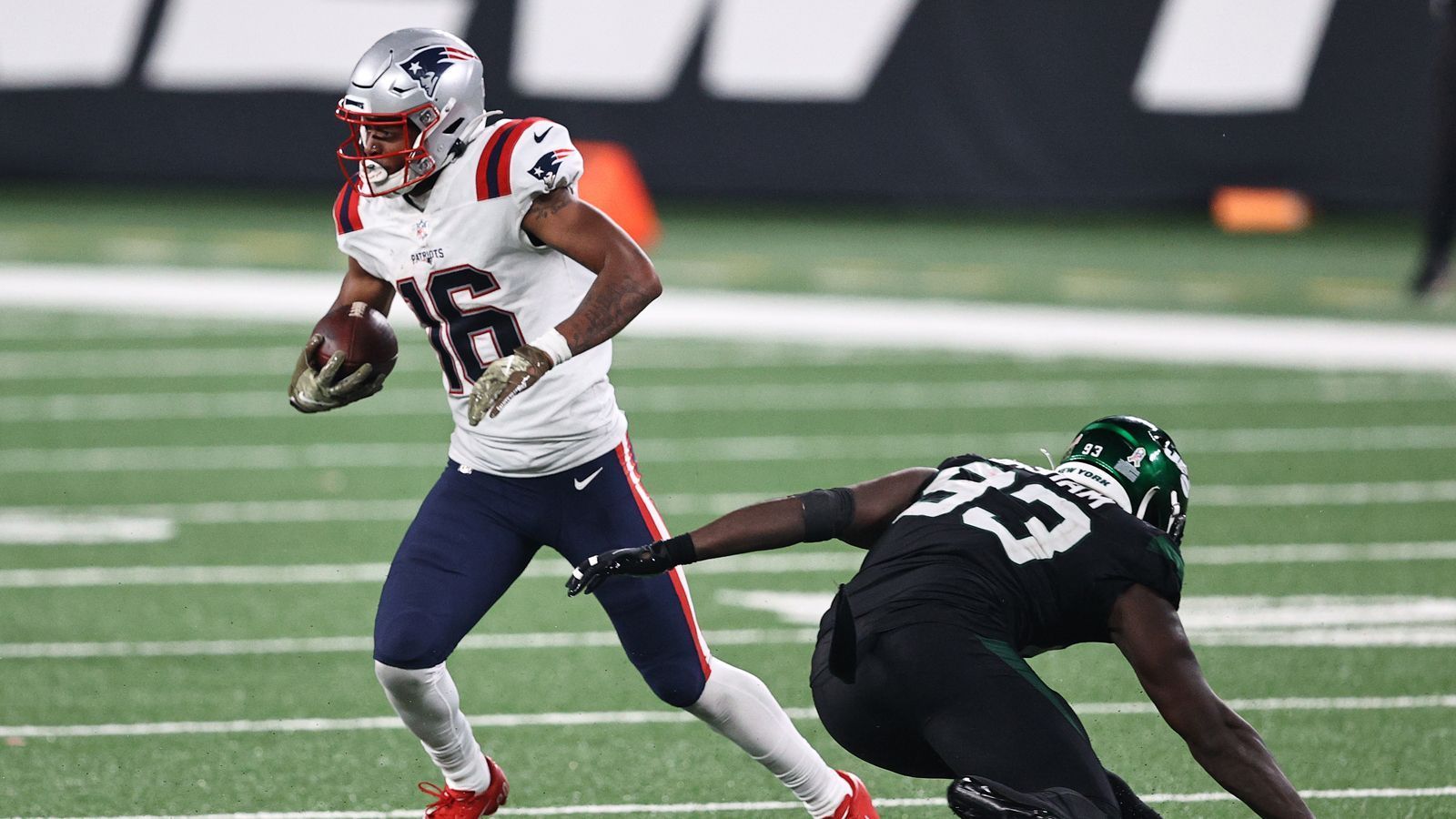 
                <strong>Gewinner: Jakobi Meyers</strong><br>
                Die New England Patriots könnten am Montag ihren Wide Receiver der Zukunft gefunden haben. Beim 30:27-Sieg gegen die New York Jets machte Jakobi Meyers aus zwölf gefangenen Pässen 169 Yards. Mehr als 150 Yards haben in den vergangenen fünf Jahren bei den Patriots nur Julian Edelman und Rob Gronkowski geschafft. Am 24-Jährigen, der am Montag auch Geburtstag hatte, dürfte die Franchise aus Boston noch viel Spaß haben.
              