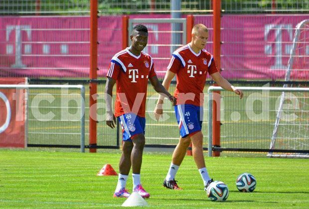 
                <strong>David Alaba is back</strong><br>
                Auch David Alaba steigt früh ins Training ein und zeigt sich bestens gelaunt.
              