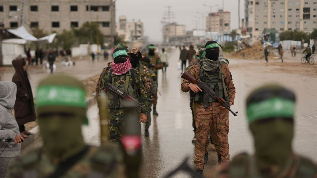 Vermummte und bewaffnete Mitglieder der Terrororganisation Hamas im Gazastreifen während einer früheren Waffenruhe. 