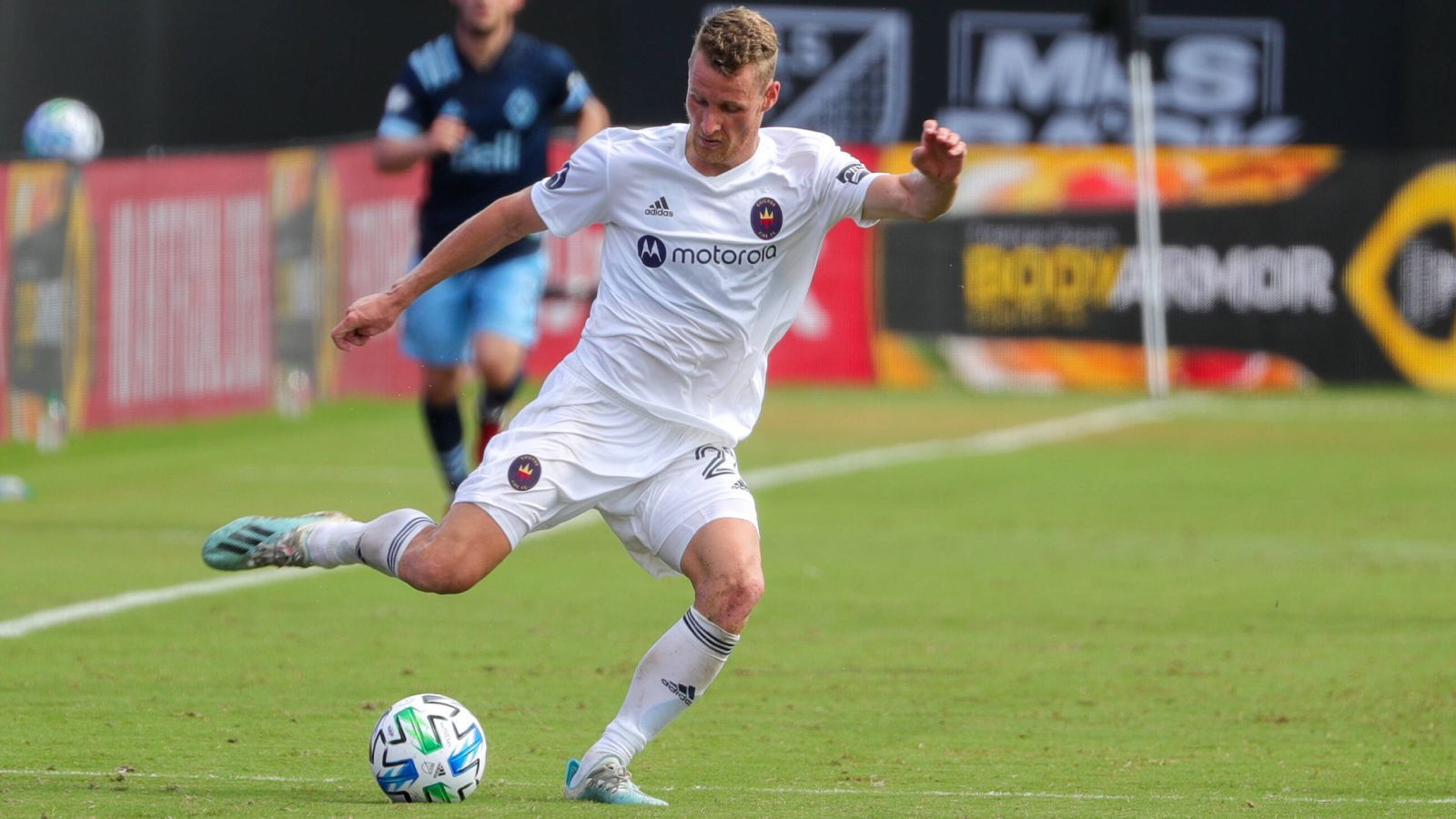 
                <strong>Fabian Herbers (Chicago Fire)</strong><br>
                Besonders den Hörern des Podcasts "Gemischtes Hack" dürfte Fabian "Fußballgott" Herbers ein Begriff sein. Doch nicht nur durch Tommi Schmitt und Felix Lobrecht hat der Mann von Chicago Fire Aufmerksamkeit erlangt. 2016 bereits ging Herbers an die Creighton University und wurde dann von den Philadelphia Union gedraftet, ehe er 2018 zu den Chicago Fire ging. Mit jenen Fire blieb er in dieser Spielzeit aber hinter den Erwartungen zurück, Platz zwölf stand am Ende zu Buche, in 28 Partien gelangen Herbers nur zwei Assists und kein Treffer. In der kommenden Spielzeit darf sich Wagner auf einen Landsmann als Teamkollegen freuen, denn Rafael Czichos wechselte Anfang 2022 vom 1. FC Köln zu Chicago Fire.  
              
