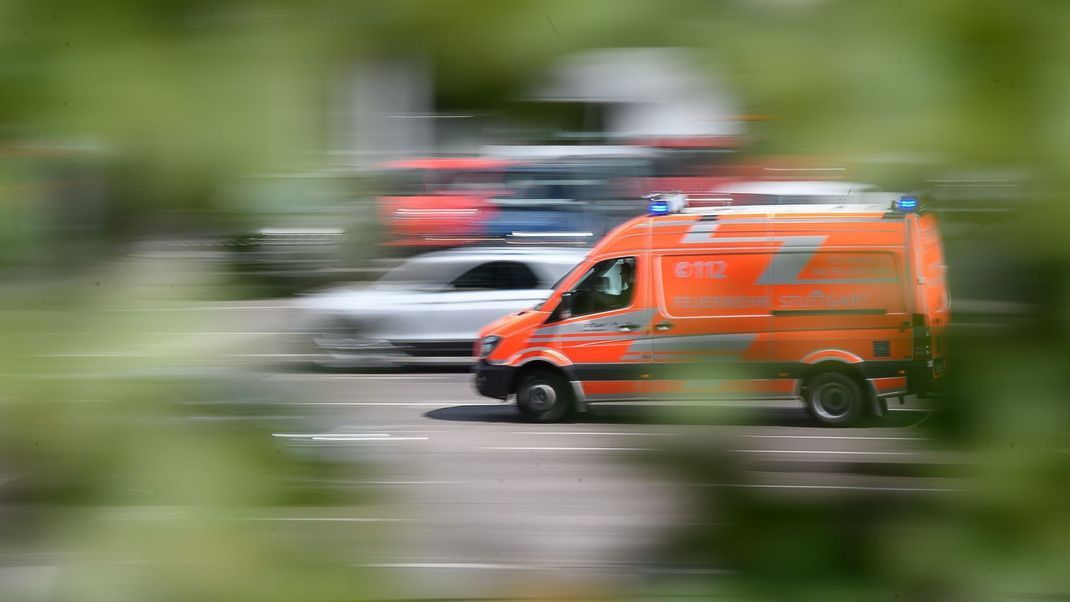 Während des Sportunterrichts muss ein Neunjähriger reanimiert werden. Der Junge kommt schnell in ein Krankenhaus, wo er jedoch stirbt. (Symbolbild)