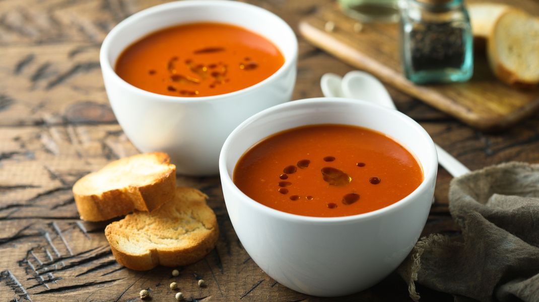 Einfach, schnell und super köstlich: Eine Bloody Mary Suppe sollte bei deiner Party definitiv nicht fehlen!