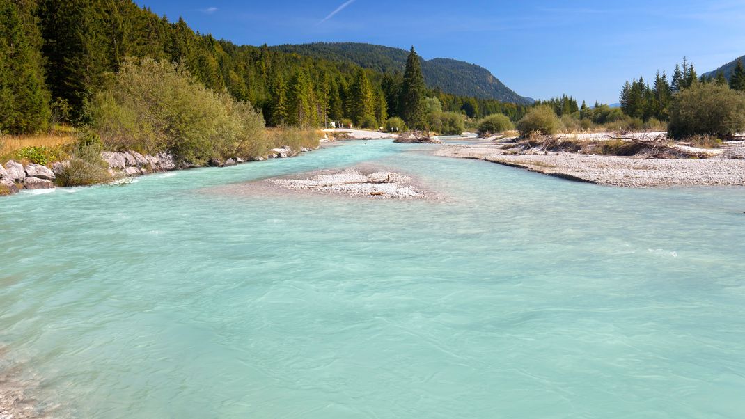 Die Isar fließt aus den Tiroler Alpen, durch München bis in die Flussmündung der Donau. 