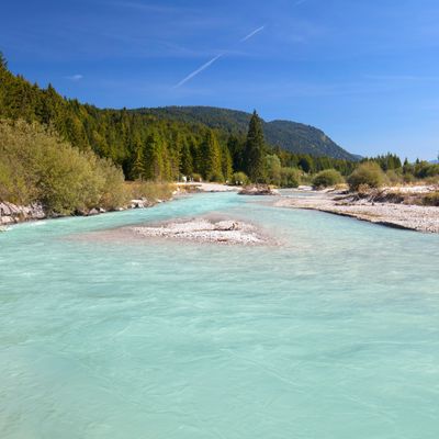 Die Isar fließt aus den Tiroler Alpen, durch München bis in die Flussmündung der Donau. 