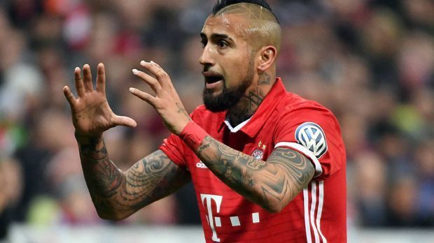 
                <strong>Arturo Vidal (FC Bayern München)</strong><br>
                Arturo Vidal (FC Bayern München): Kein Vergleich zum Vidal von vor einigen Wochen. Der Chilene ist Organisator des FCB-Pressings und sehr aggressiv im Zweikampf. Dazu schaltet sich Vidal immer wieder ins Offensivspiel mit ein und hat seine Abschlüsse. Die landen jedoch meistens im zweiten Rang der Allianz Arena. ran-Note: 2
              