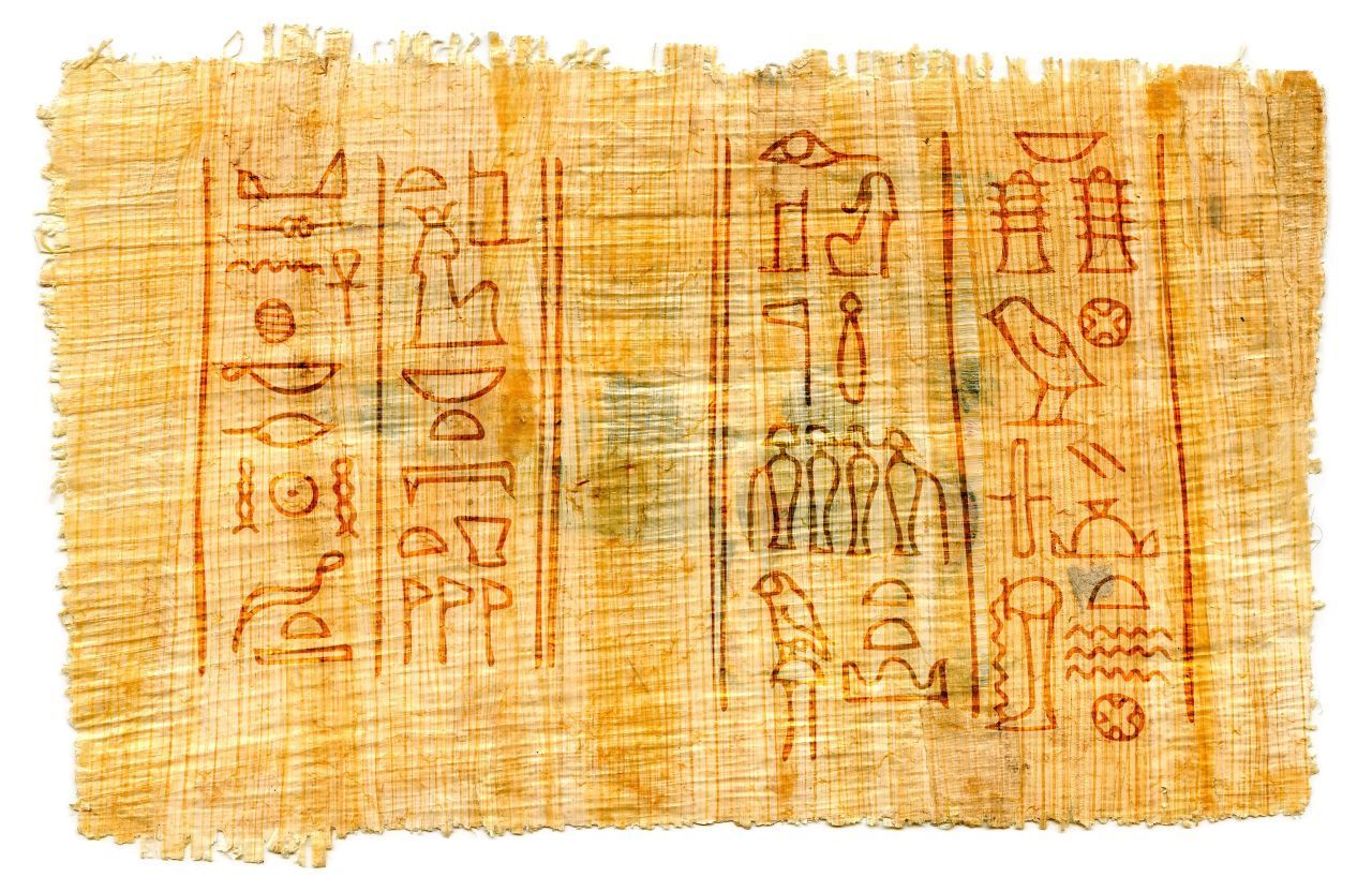 Karnak: Dieses Fundstück aus den Tempelanlagen von Karnak bei Luxor zeigt Hieroglyphen auf Papyrus. Hier ist eine alltäglichere Handschrift zu erkennen, die nicht ganz so ikonographisch wirkt.