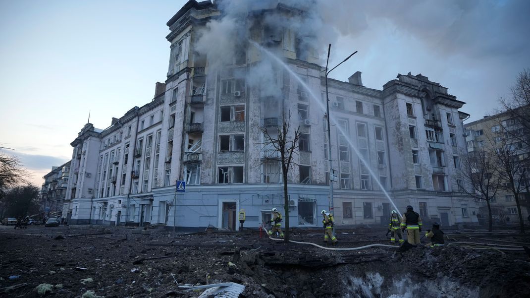 Massiver Raketenangriff fordert 13 Verletzte in Kiew