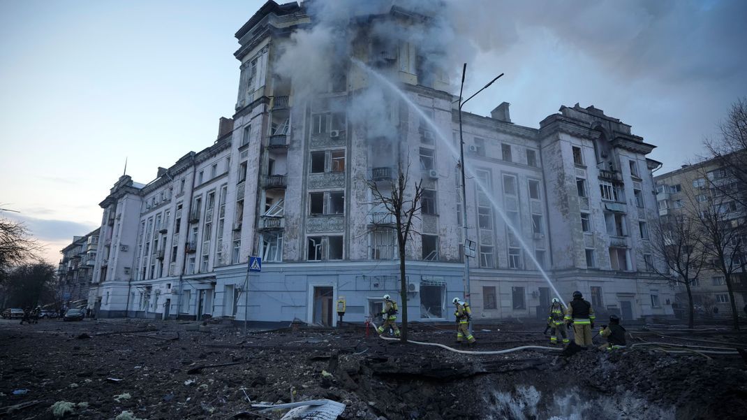 Bei einem massiven nächtlichen Raketenangriff auf die ukrainische Hauptstadt Kiew sind nach Behördenangaben 13 Menschen verletzt worden.