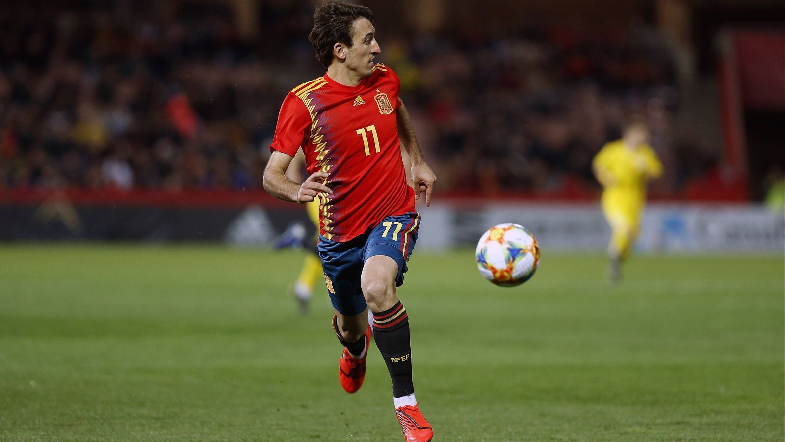 
                <strong>Mikel Oyarzabal (Spanien)</strong><br>
                Der flexibel einsetzbare Flügelspieler ist der absolute Top-Star des spanischen Erstligisten Real Sociedad und führte in der vergangenen Saison mit 13 Toren die klubinterne Torschützenliste an. Mit seiner Geschwindigkeit, seinen Dribblings und seinem starken linken Fuß sorgt er von nahezu jeder Position aus für Torgefahr. Der 22-Jährige könnte längst für einen internationalen Spitzenverein spielen, hat aber im vergangenen Jahr seinen Vertrag bis zum Jahre 2024 verlängert. 
              