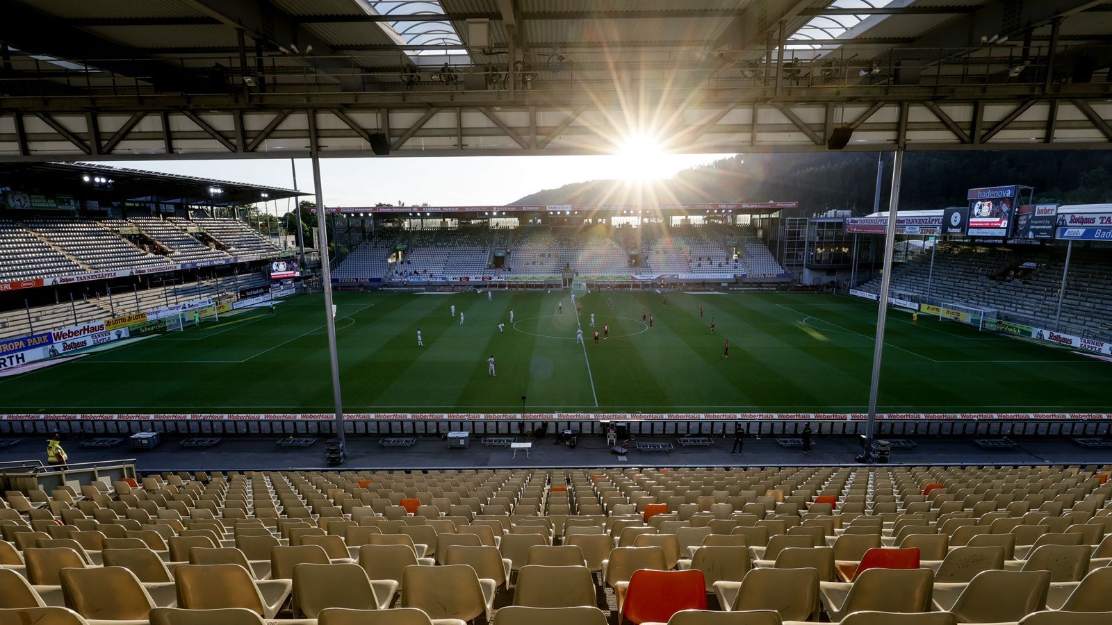 
                <strong>Letztes Spiel im Dreisamstadion</strong><br>
                Am kommenden Spieltag wird der SC Freiburg gegen Augsburg sein letztes Bundesliga-Spiel im Dreisamstadion austragen. Dann wird der Verein in das neu gebaute "Europa-Park-Stadion" umziehen. ran blickt auf weitere legendäre Stadien der Bundesliga-Geschichte.
              