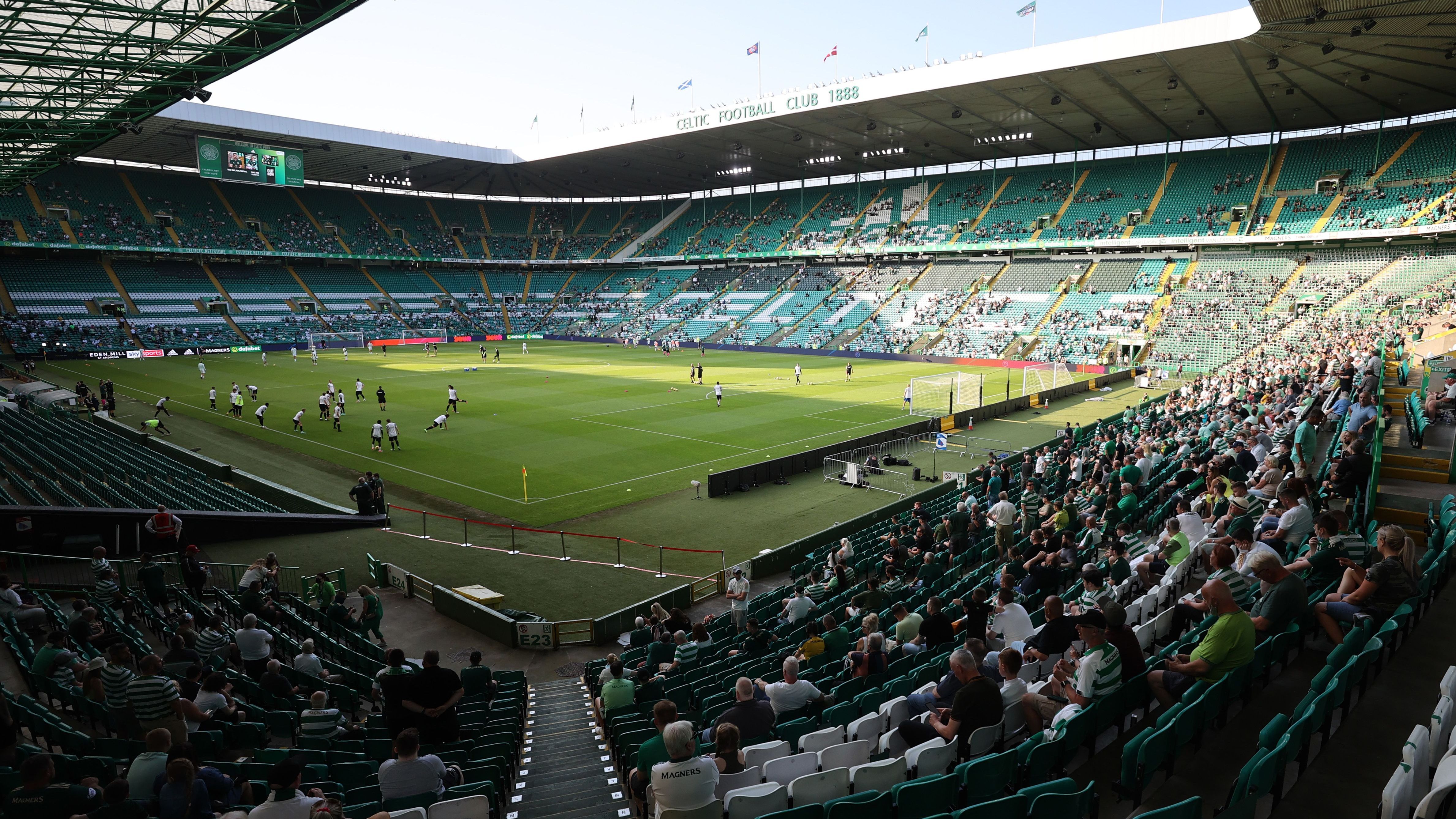 <strong>Celtic Park (Glasgow)</strong><br>• Heimverein: Celtic Glasgow<br>• Fassungsvermögen: 60.832 Plätze<br>• Eröffnet: 1892 (letzte Renovierung: 1998)