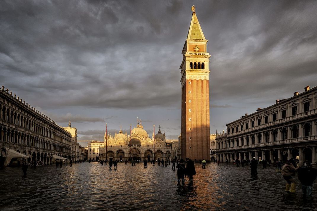 Ein bekannter Anblick: Der Markusplatz in Venedig steht regelmäßig unter Wasser.