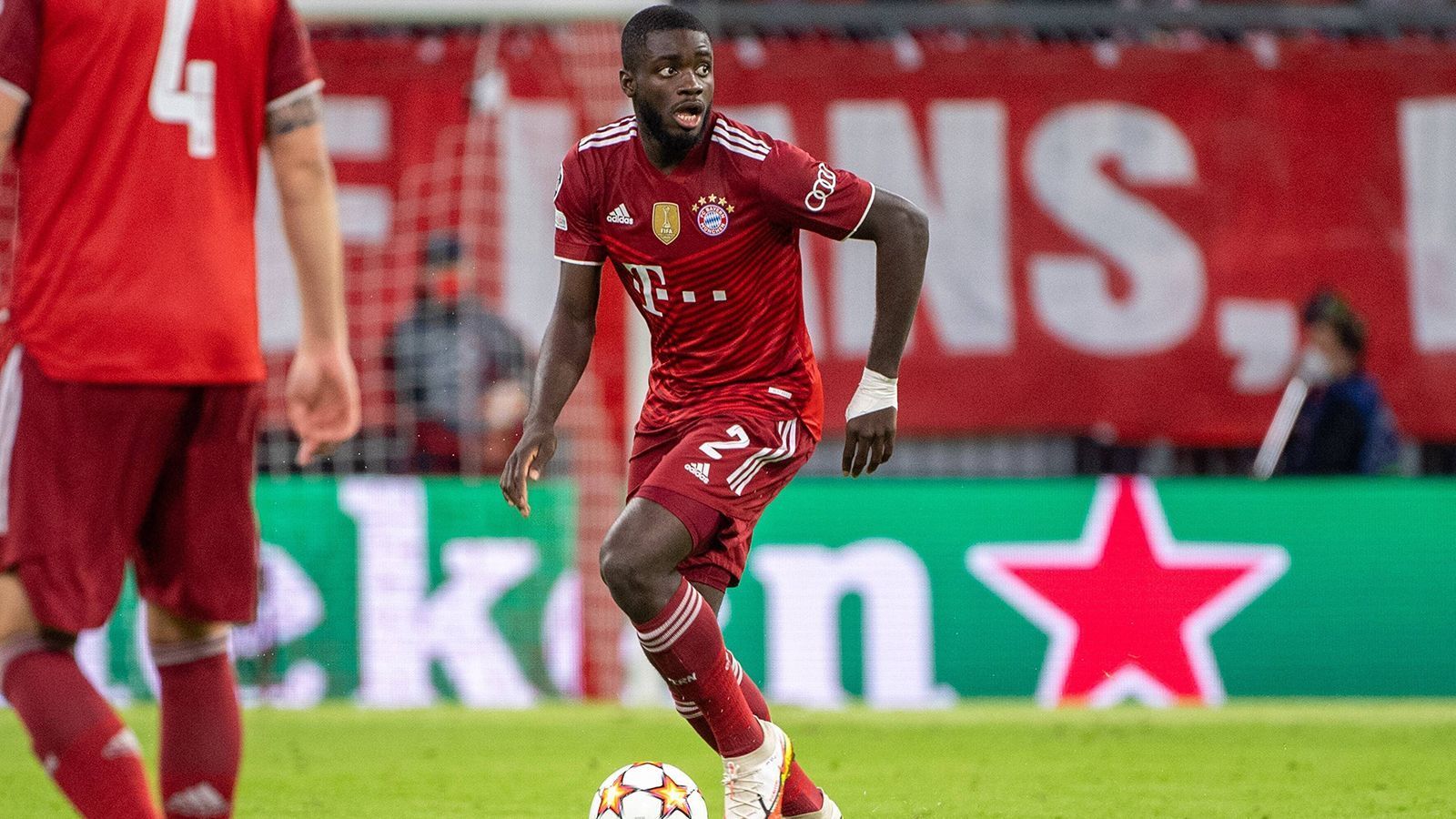 
                <strong>Dayot Upamecano</strong><br>
                Muss sich bei den wenigen Offensivaktionen der Gäste von Süle helfen lassen. Hat seine beste Szene in der 58. Minute, als er einen langen Ball mit seinem hohen Bein abfängt und elegant auf Neuer weiterleitet. Ansonsten unspektakulär, aber fehlerfrei. ran-Note: 3
              