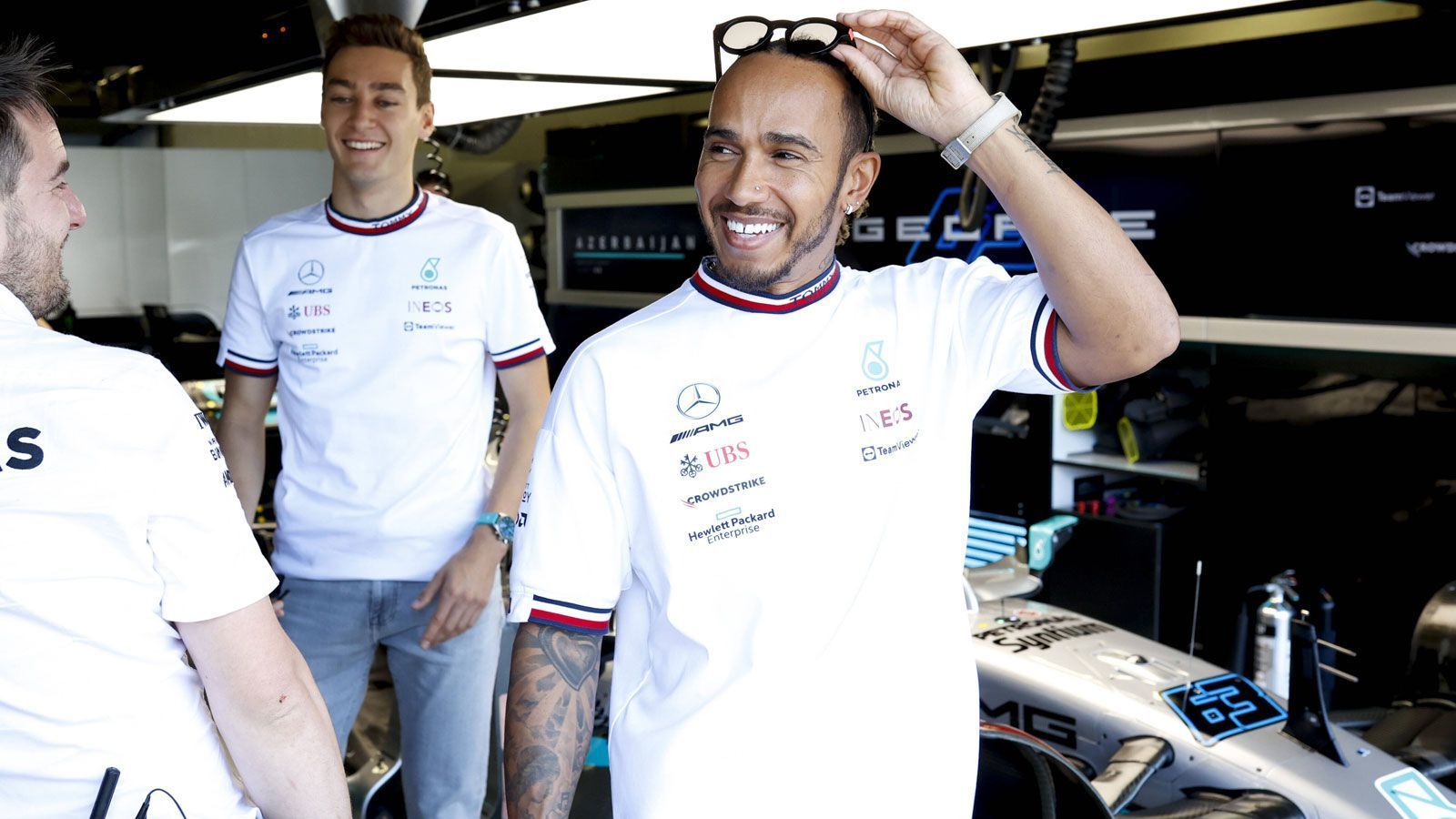 
                <strong>Gewinner: Lewis Hamilton (Mercedes)</strong><br>
                Wann haben wir Lewis Hamilton zuletzt so befreit lachen gesehen? Dabei entsteht dieses Foto vor dem Rennen, das auf Platz vier und damit mit seinem besten Saisonergebnis seit dem dritten Rang zum Auftakt in Bahrain endet. In diesem zeigt der jahrelang erfolgsverwöhnte Mercedes-Star auch einige sehenswerte Überholmanöver, unter anderem kurz vor Schluss gegen Pierre Gasly. Mehr ist an diesem Tag trotz der Ferrari-Ausfälle nicht drin - nicht nur wegen der Rückenschmerzen, die den Briten plagen. Dennoch ist dieses Wochenende ein Lichtblick für den Rekordweltmeister in einem alles in allem tristen Jahr.
              