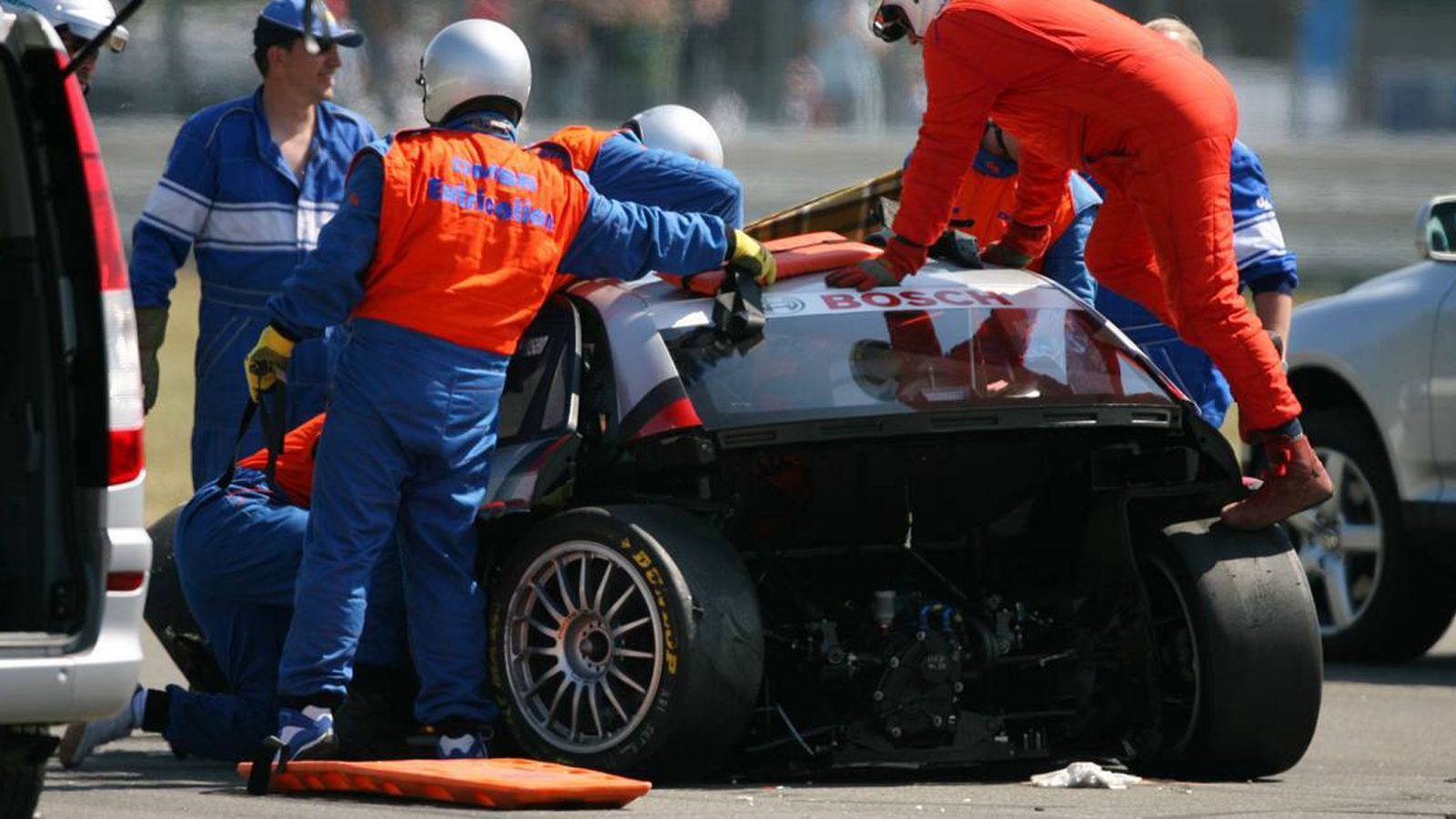 
                <strong>Kristensen - Hockenheim 2007</strong><br>
                Hockenheim 2007: Tom Kristensen (Audi) wird nach dem Start in eine heftige Kollision verwickelt. Nach einem Dreher des Dänen war ein Konkurrent in sein seitlich zur Fahrbahn stehendes Auto hineingefahren. Kristensen wird verletzt, setzt drei Rennen aus und kehrt später im Jahr zurück.
              