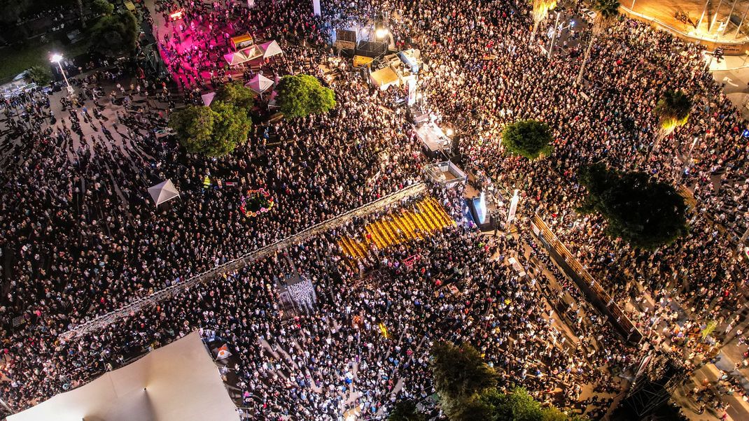 Proteste wie hier in Tel Aviv fordern die Terroristengruppe Hamas auf, alle Geiseln freizulassen. Jetzt soll eine Gefangene ein Baby zur Welt gebracht haben.