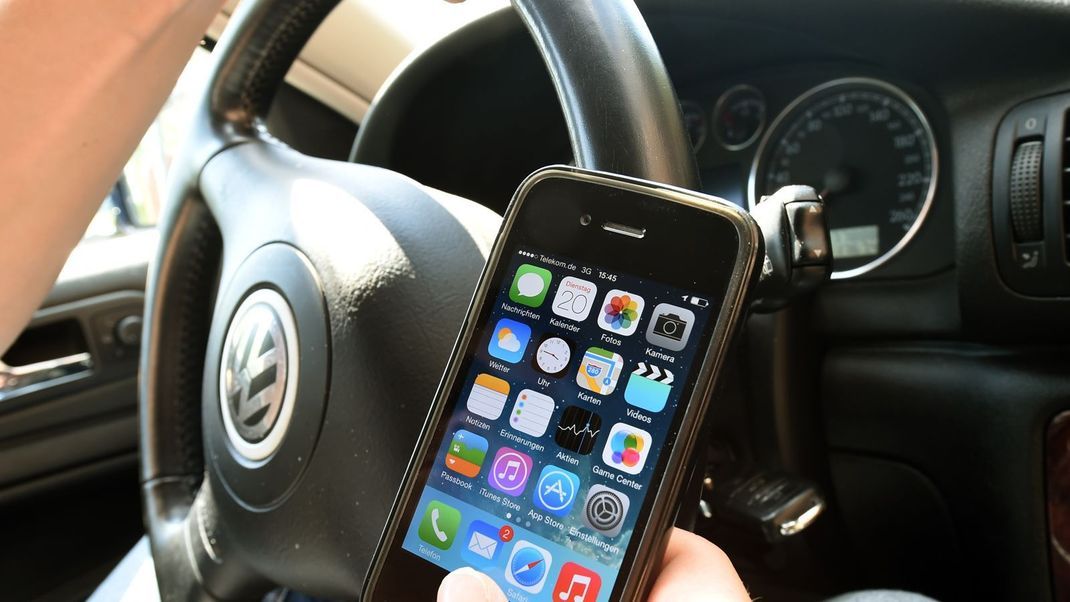 Handyhalterung am Steuer: Smartphones beim Fahren erlaubt?