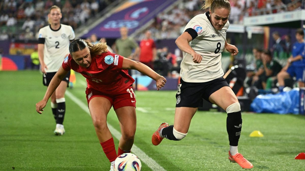 Sydney Lohmann (r.) im DFB-Trikot
