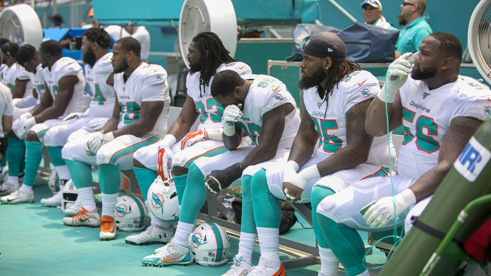 
                <strong>Verlierer: Miami Dolphins</strong><br>
                Wo soll man bei den Miami Dolphins anfangen. Nach dem Trade um Offensive Tackle Laremy Tunsil und Wide Receiver Kenny Stills zu den Houston Texans hat die Franchise aus Florida  ihre Saison komplett auf Tanking ausgerichtet. Gegen die Baltimore Ravens gab es zum Auftakt ordentlich auf die Mütze, bereits zur Halbzeit lag man mit 10:42 zurück. Ryan Fitzpatrick startete als Quarterback, wurde im Laufe der Partie aber auf die Bank gesetzt und Josh Rosen debütierte für die Dolphins. Nach der Partie berichtete "NBC", dass mehrere Spieler unmittelbar nach der Partie ihre Berater wegen eines Trades kontaktiert haben sollen. Angeblich, weil sie bei den Coaches keinerlei Ambitionen verspüren, gewinnen zu wollen. Brian Flores ist in seinem ersten Jahr als Head Coach nicht zu beneiden.
              