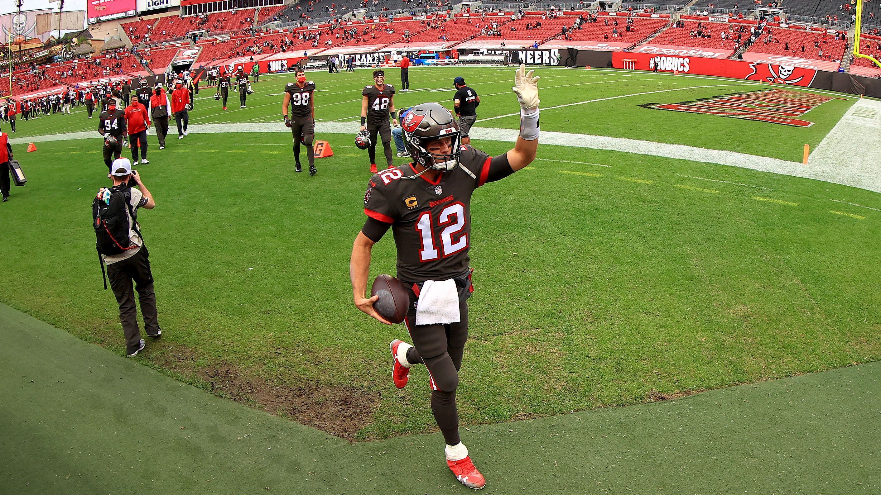 
                <strong>Erster Heim-Super-Bowl in der NFL-Geschichte</strong><br>
                Erstmals in der Geschichte der NFL spielt ein Team den Super Bowl im eigenen Stadion. Jahrzehntelang versuchten sich diverse Teams an diesem Kunststück, den Buccaneers gelang dies nun. Dementsprechend könnte Tampa Bay auch das erste Team werden, dass die Trophäe auf dem heimischen Rasen in die Luft stemmen darf. 
              