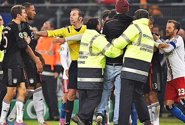 
                <strong>Skandal! HSV-Flitzer attackiert Ribery</strong><br>
                Einige Sicherheitsleute geleiten den Mann vom Feld, während aufgebrachte Spieler wie Thomas Müller und Jerome Boateng auf ihn einschimpfen.
              