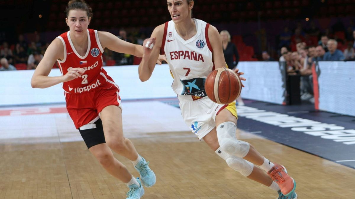 Spaniens Ikone Alba Torrens (r.) im Dribbling
