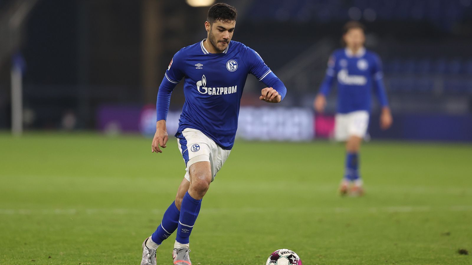 
                <strong>Abwehr: Ozan Kabak (FC Schalke 04)</strong><br>
                Der türkische Verteidiger gilt trotz der Horror-Hinrunde der Schalker immer noch als eines der interessantesten Talente der Gelsenkirchener. Der Abwehr konnte Ozan Kabak in der laufenden Saison aber dennoch keine Stabilität verleihen - mit 44 Gegentreffern ist die S04-Defensive die Schießbude der Liga. Dass der 20-Jährige in einigen Begegnungen zudem noch selbstverschuldet fehlte, rundete die negative Halbserie des Juwels ab. Nach einer indiskutablen Spuck-Attacke im Bundesliga-Duell gegen Bremens Ludwig Augustinsson wurde er für vier Pflichtspiele gesperrt.
              