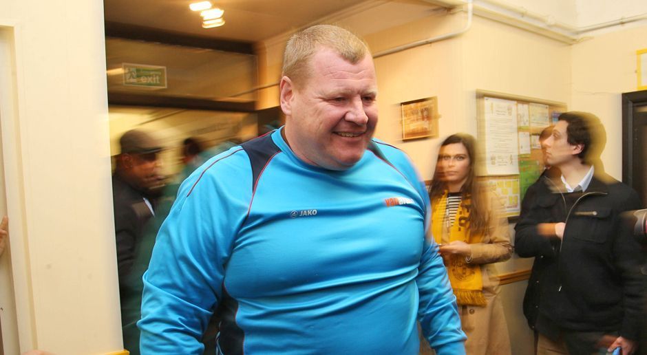 
                <strong>Wayne Shaw</strong><br>
                ... englische Wettanbieter machten es möglich, dass darauf gesetzt werden konnte, ob es Shaw 90 Minuten lang ohne Essen aushalten würde. Die Quote lag bei 8:1! Der Ersatz-Keeper hatte zuvor von der Wette gehört und plante deshalb seine Showeinlage: "In der Halbzeit war ich in der Küche und habe alles vorbereitet. Das Sandwich war mit Fleisch und Kartoffeln gefüllt." Shaw weiter: "Uns ist es nicht erlaubt, etwas zu setzen. Aber ich denke, einige Kumpels und Fans haben es gemacht." Das könnte trotzdem ein Nachspiel haben. Laut dem "Guardian" ermittelt nun die FA.
              