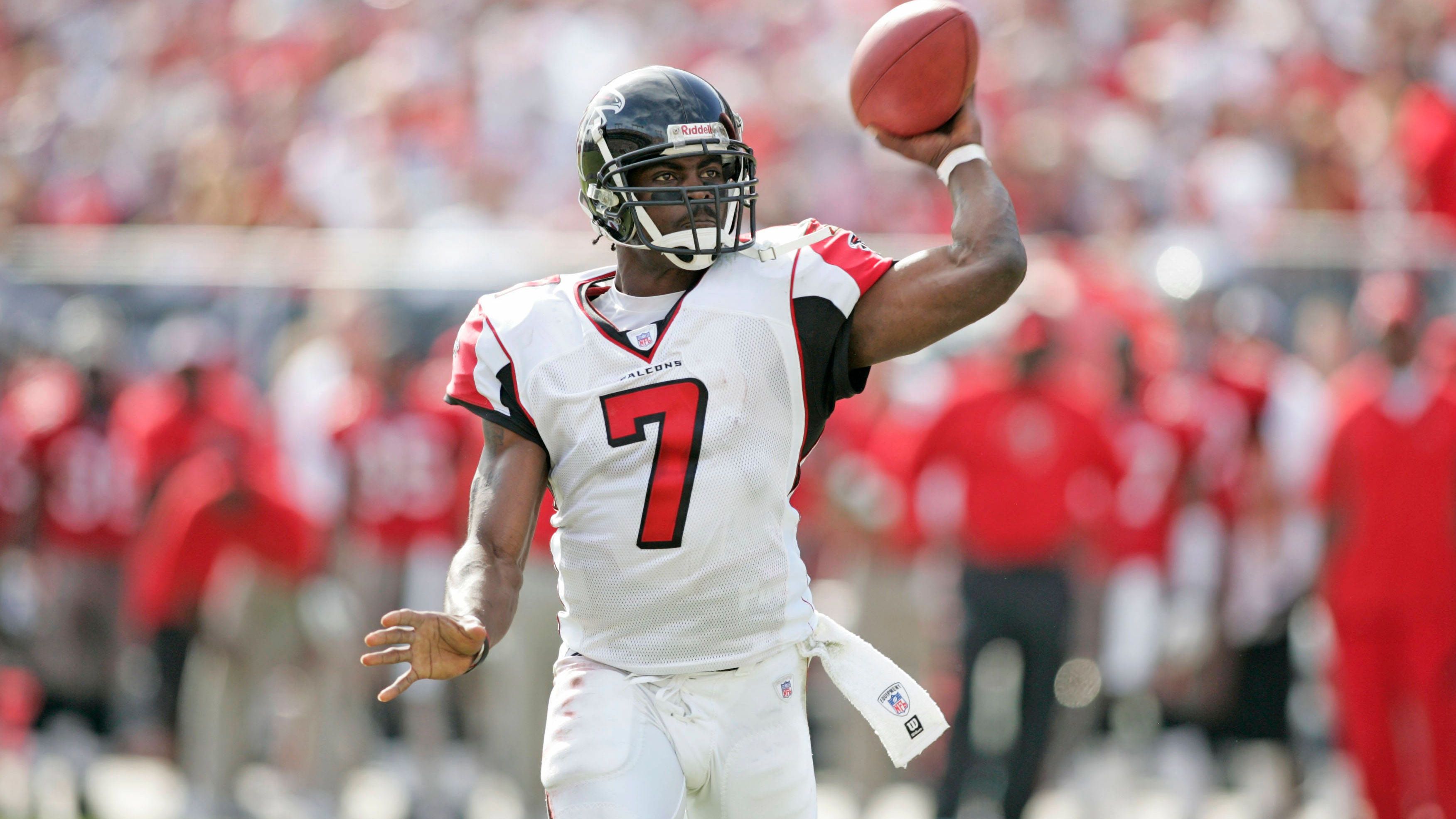 <strong>Performance<br></strong>Vick revolutionierte das Quarterback-Spiel und knackte als erster Quarterback die Marke von 1.000 Rushing Yards. 2004 endete die Saison seiner Falcons erst im Championship Game. Wegen illegaler Hundekämpfe kam der Spielmacher in Konflikt mit dem Gesetz und sogar in Haft. Nach seiner Entlassung spielte der viermalige Pro Bowler noch bei den Philadelphia Eagles, den New York Jets und den Pittsburgh Steelers.