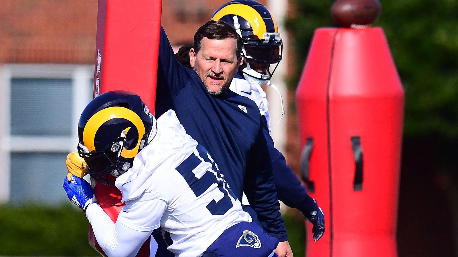 
                <strong>Joe Barry - Assistant Head Coach/Linebackers Coach (L.A. Rams)</strong><br>
                Ist in Doppel-Funktion bei den Rams unterwegs. Assistent von Sean McVay und Trainer der Linebacker. Hat dabei geholfen, Cory Littelton zu einem der besten zehn Linebacker in dieser Saison zu machen, mit 90 kompletten Tackles liegt er auf Platz sieben. Barry ist seit 2000 in der NFL als Trainer aktiv, mit einer kurzen Unterbrechung, als er ein Jahr an der University of Southern California anheuerte. Sein größter Erfolg ist der Super-Bowl-Sieg mit den Tampa Bay Buccaneers, bei denen er sich ausschließlich um die Linebacker kümmerte. 
              