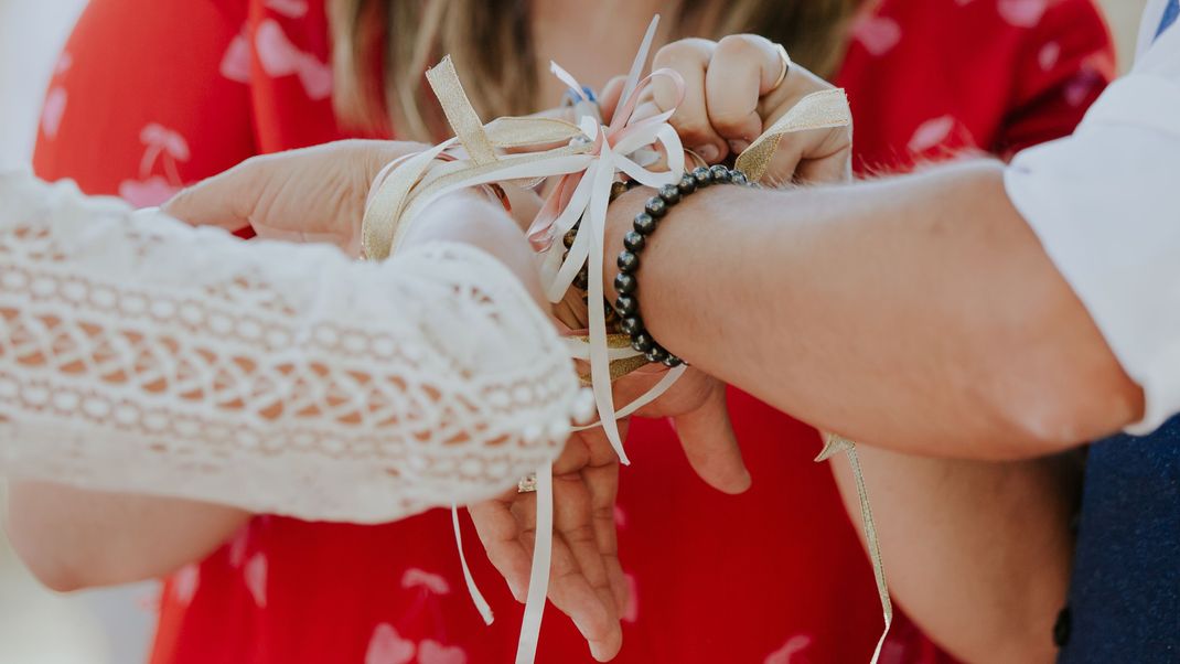 Das Handfasting (Bandritual) ist ein uraltes keltisches Ritual, das die Verbundenheit des Paares symbolisiert.