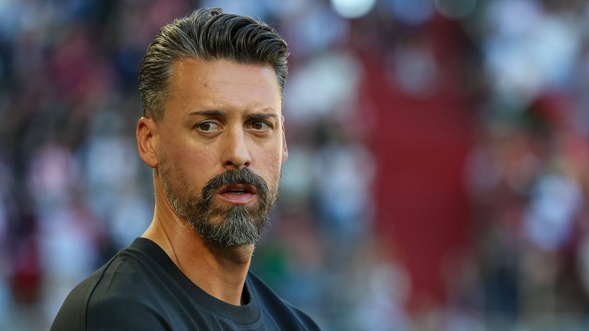 Sandro Wagner (FC Augsburg, Cheftrainer) vor dem Spiel, GER, FC Augsburg vs. SC Freiburg, Fussball, Bundesliga, 24. Spieltag, Saison 2025 2026, 02.03.2025, DFL DFB REGULATIONS PROHIBIT ANY USE OF P...