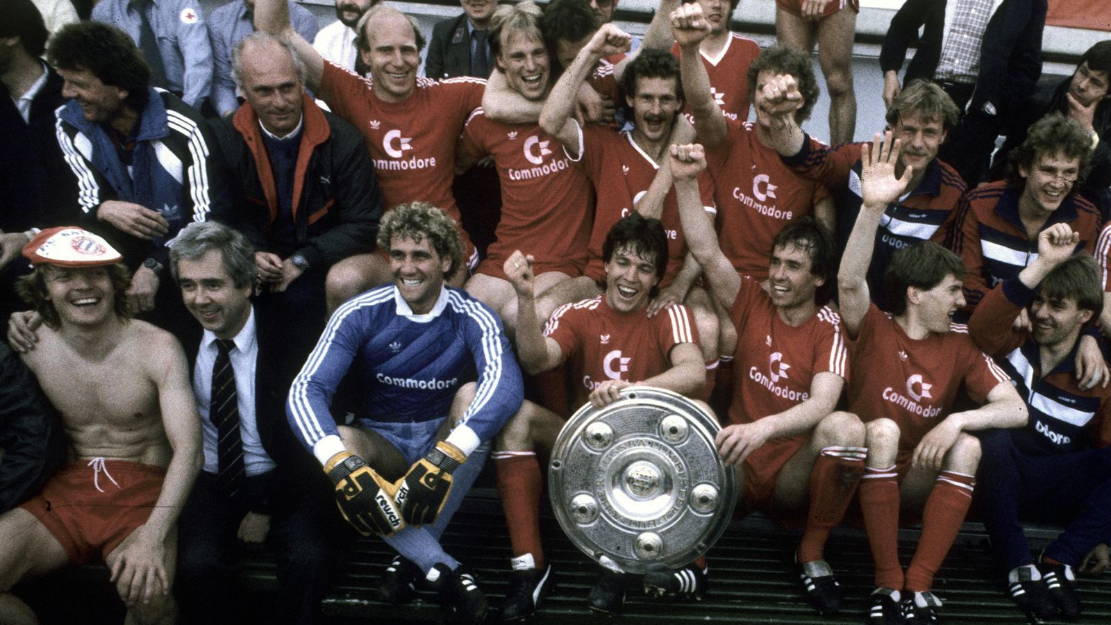 
                <strong>FC Bayern München (Saison 1985/86)</strong><br>
                Vom 2. bis zum 33. Spieltag stand Werder Bremen an der Tabellenspitze, am Ende aber feierte der FC Bayern München mal wieder eine deutsche Meisterschaft. Am vorletzten Spieltag kam es in Bremen zum Showdown, und Michael Kutzop hätte die Hanseaten per Elfmeter vorzeitig zum Titel schießen können - doch er scheiterte am Pfosten! So endete das Duell der beiden Titelkandidaten torlos, und am 34. Spieltag zogen die Münchner dank eines 6:0-Sieges über Borussia Mönchengladbach mit 49 Punkten an Bremen vorbei. Werder, das trotz des Unentschiedens gegen die Bayern als Tabellenführer in den abschließenden Spieltag ging, verlor beim VfB Stuttgart mit 1:2 und damit auch endgültig die Meisterschaft. Das um neun Treffer bessere Torverhältnis gab den Ausschlag zugunsten der Münchner.
              