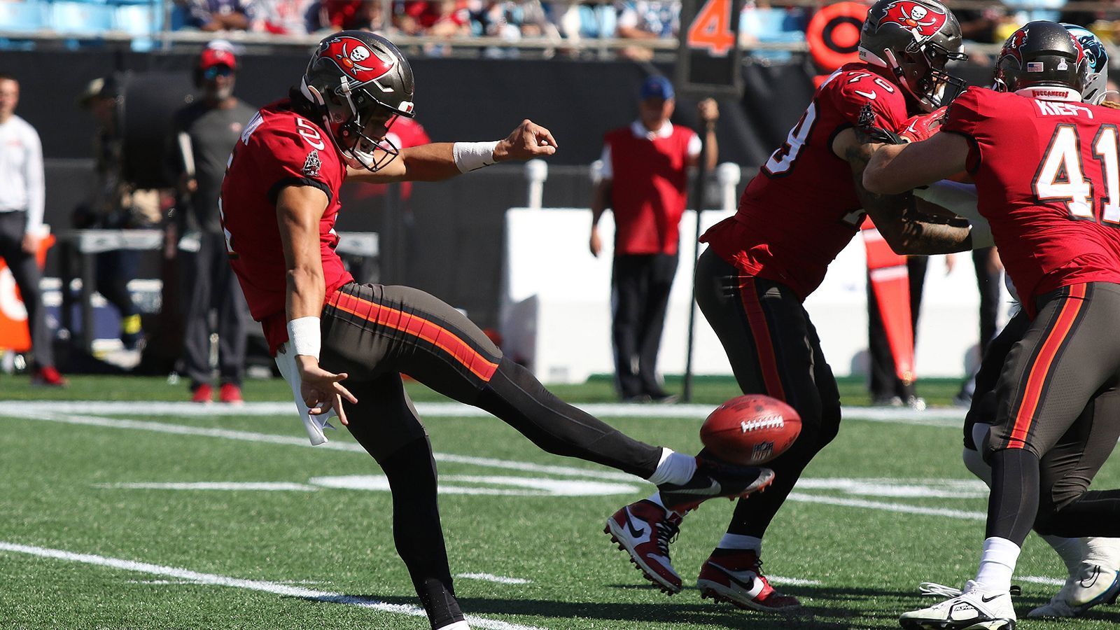 
                <strong>Erster Punt: Jake Camarda</strong><br>
                Gleich beim ersten Drive musste Punter Jake Camarda aufs Feld. Der Rookie schoß den Ball 59 Yards, bis an die 25-Yard-Line der Seahawks.
              