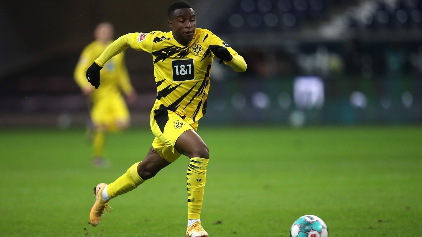 
                <strong>Platz 1: Youssoufa Moukoko (Borussia Dortmund)</strong><br>
                Alter beim Champions-League-Debüt: 16 Jahre, 18 Tage - Debüt gefeiert am: 08. Dezember 2020
              