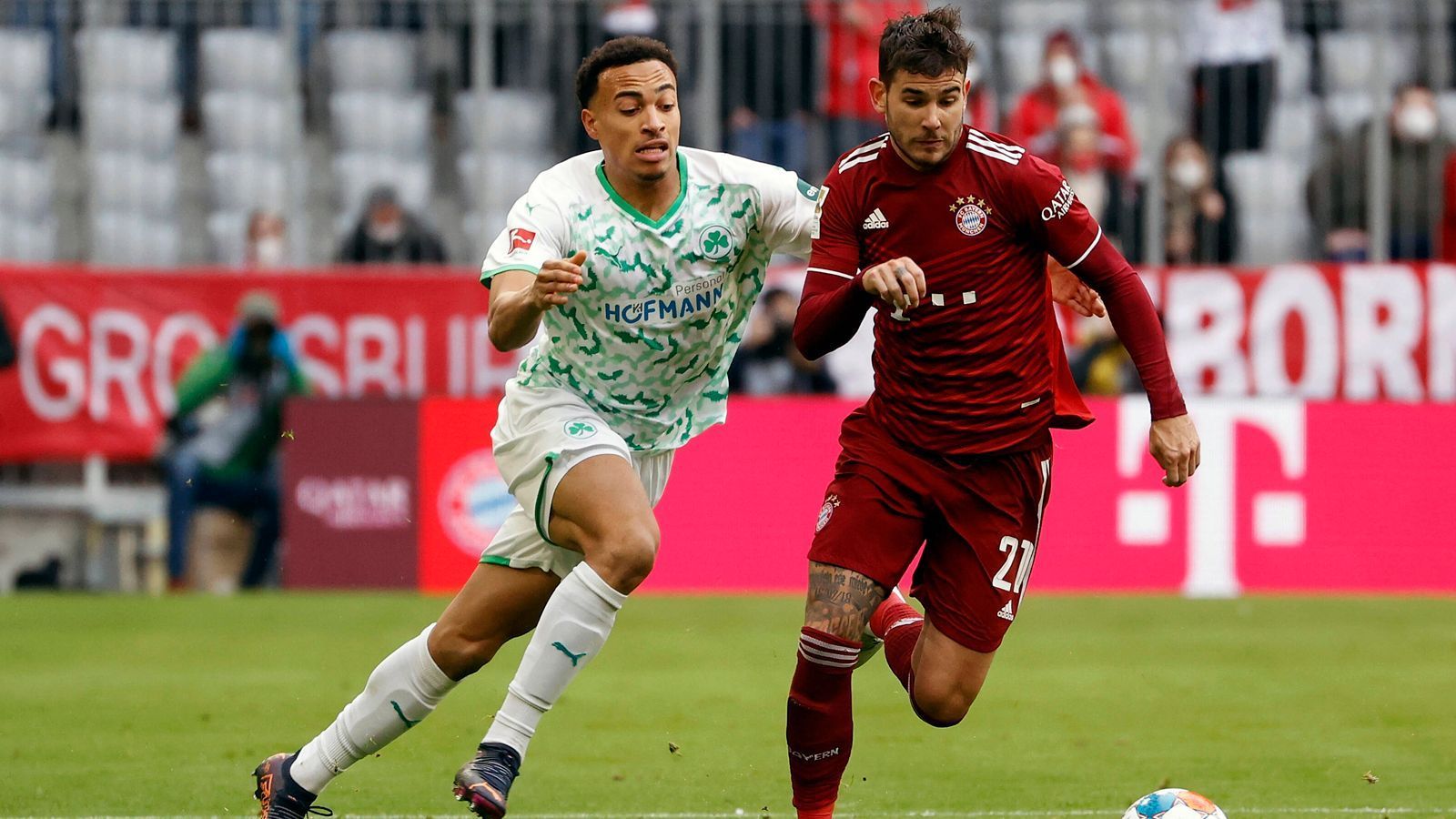 
                <strong>Lucas Hernandez</strong><br>
                Der Franzose hatte in der ersten Halbzeit seine liebe Mühe mit Leweling und wirkte nicht immer sicher. Hernandez wurde nach 53 Minuten offenbar wegen einer Wadenverletzung gegen Süle ausgetauscht. ran-Note: 4
              