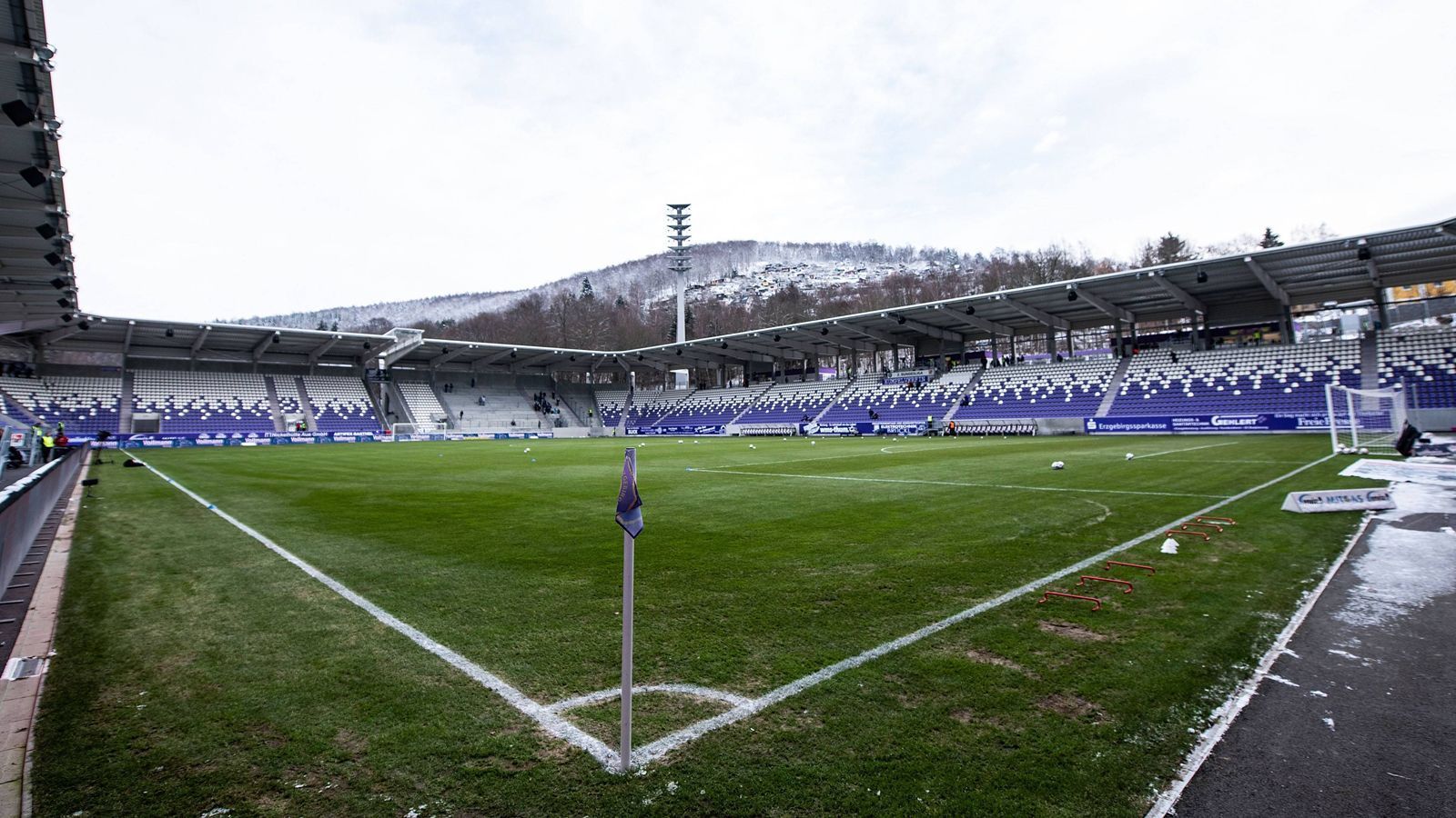 
                <strong>Platz 19: Erzgebirgsstadion (FC Erzgebirge Aue)</strong><br>
                4,5 Sterne (1693 Bewertungen)
              