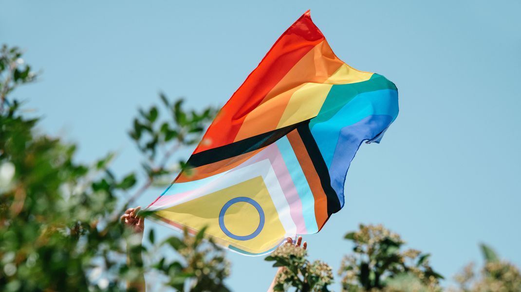In dieser Version der "Progress Flag" wird auch das Symbol für intersexuelle Menschen verarbeitet.